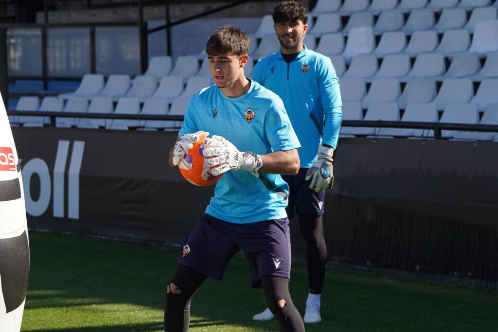 Jorge Valverde0 | udlaspalmas.NET El cancerbero murciano se ha incorporado al primer equipo de la Unión Deportiva para por el momento hacer el rol de tercer portero. Llegó este verano procedente de la cantera del Castellón. La Ciudad Deportiva de Barranco Seco tiene un nuevo integrante. La Unión Deportiva Las Palmas ha comenzado a preparar el duelo contra el