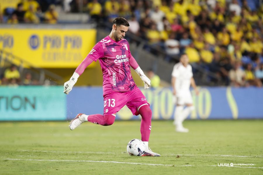José Antonio Caro Albacete | udlaspalmas.NET El presidente de la Unión Deportiva Las Palmas afirmó este sábado que Adrián Suárez será el segundo portero del conjunto grancanario y que no se va a reforzar la portería. La Unión Deportiva Las Palmas espera poder anunciar oficialmente este lunes la salida de Dinko Horkaš por 4.500.000€. El cancerbero croata abandonó Ceuta en la