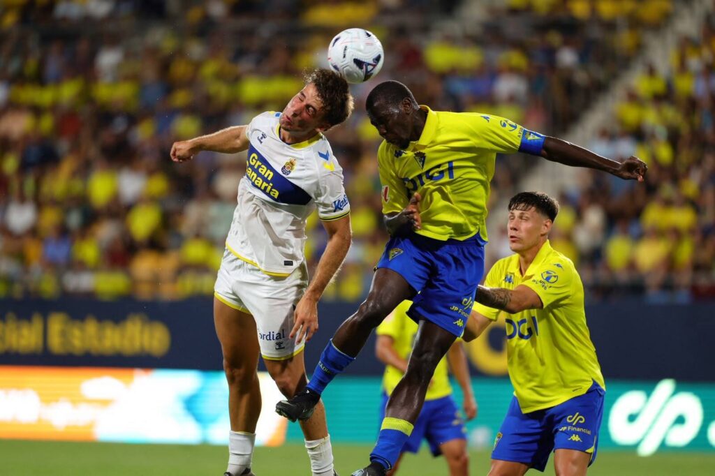 Ambos jugadores han visto como la Unión Deportiva Las Palmas se ha reforzado en los últimos día con la llegada de dos centrales, lo que podría provocar la cesión de ambos jugadores a distintos equipos. Seis son los centrales que actualmente tiene la Unión Deportiva Las Palmas a falta de pocos días para el inicio