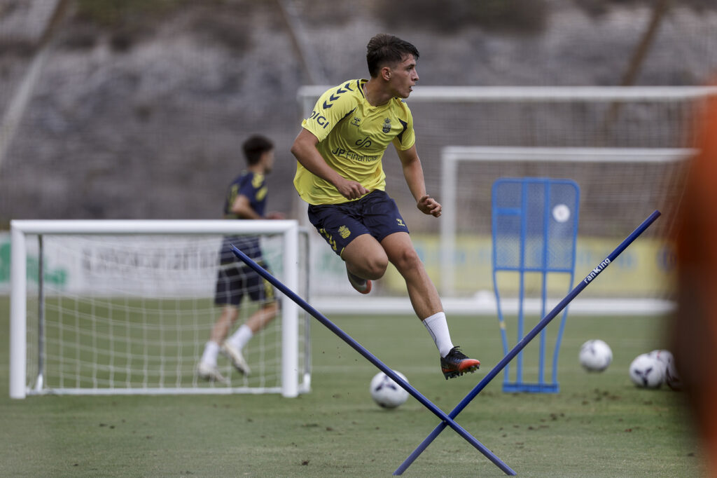 MAteo Acimovic entrenamiento | udlaspalmas.NET La Unión Deportiva Las Palmas ha subido la edad media de la primera plantilla del representativo en casi un año de diferencia al pasado verano. Jesé Rodríguez y Álex Suárez son los jugadores más veteranos. Mateo Aćimović y Valentín Pezzolesi, los más jóvenes. La Unión Deportiva Las Palmas sigue manteniendo su horquilla de edad media