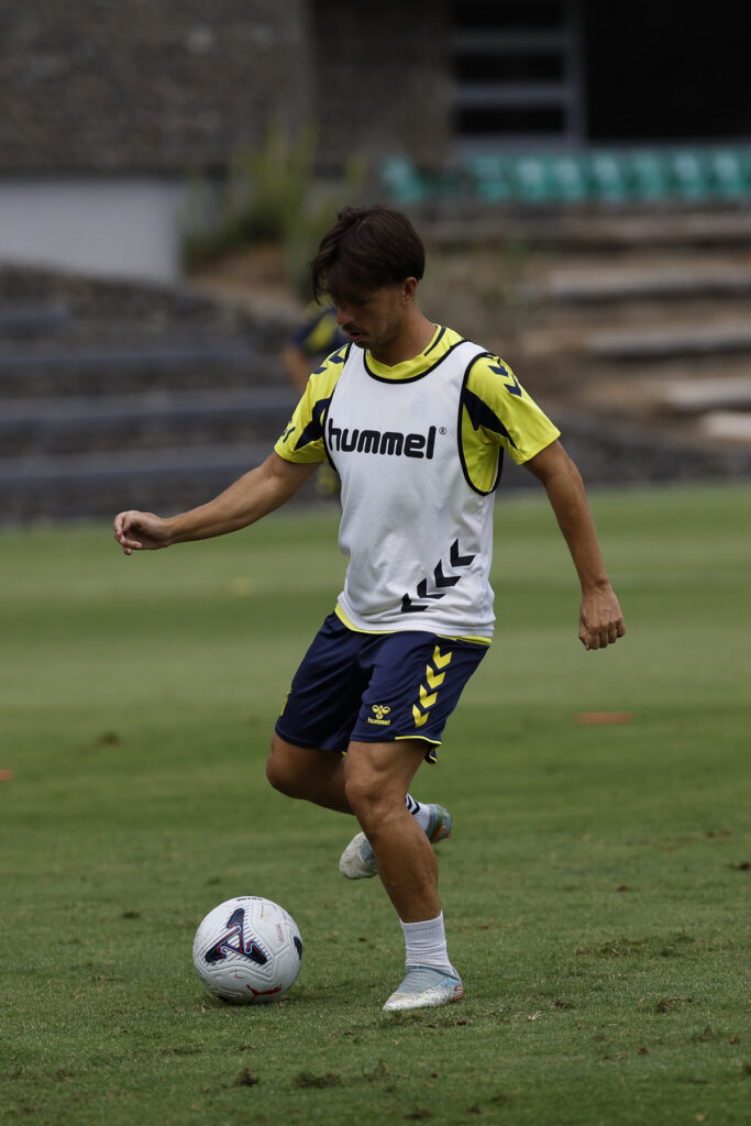 Manu Fuster entrenamiento | udlaspalmas.NET El conjunto de Rubén de la Barrera volvió este lunes a los entrenamientos y ya prepara el partido de este domingo contra el Leganés, a partir de las 19:30 horas, en el Estadio de Gran Canaria. Vuelta al trabajo para la Unión Deportiva Las Palmas. Tras la dura derrota sufrida en Girona, la expedición amarilla