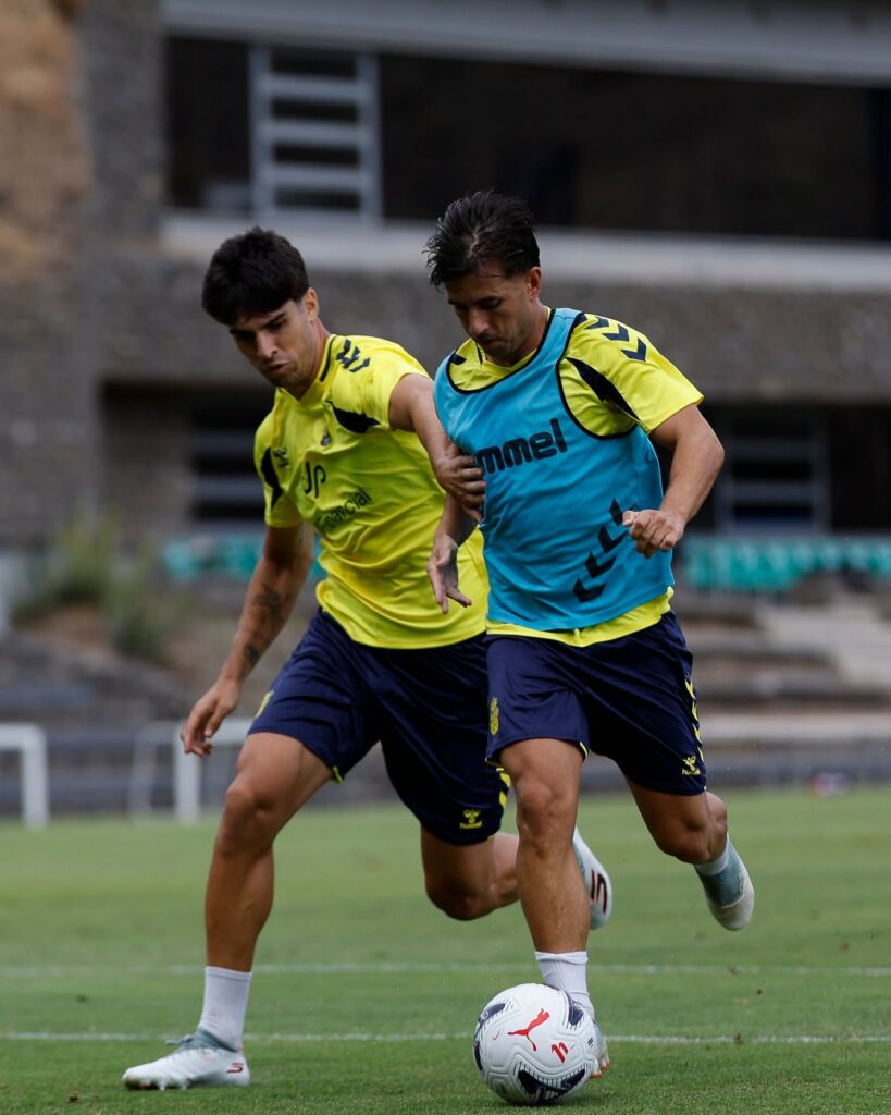 Manu Fuster y Carlos Navarro entrenamientio | udlaspalmas.NET El central zurdo de la Unión Deportiva Las Palmas realizó este miércoles su primer entrenamiento tras ser presentado durante la mañana. Dinko Horkaš hizo de traductor en la primera sesión del italiano. Primer entrenamiento pensando única y exclusivamente en el Albacete Balompié y nuevo integrante en la Unión Deportiva Las Palmas. Giovanni Bonfanti realizó este