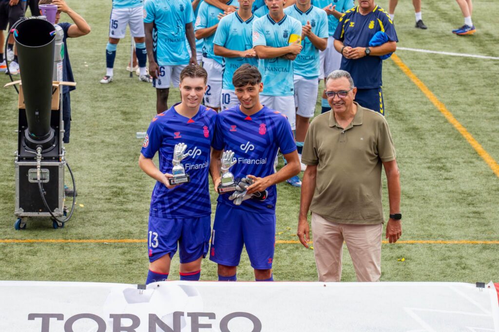 Marcos Estébanez y Airam Navarro Adeje | udlaspalmas.NET El conjunto grancanario desarrolló una gran competición durante este fin de semana para proclamarse campeón y vencer a equipos como Racing de Santander y Cádiz. Además, lo hizo dominando los partidos e incluso sin encajar ningún gol. Adeje siempre es un torneo especial para la Unión Deportiva Las Palmas. El Juvenil División de Honor conquistó