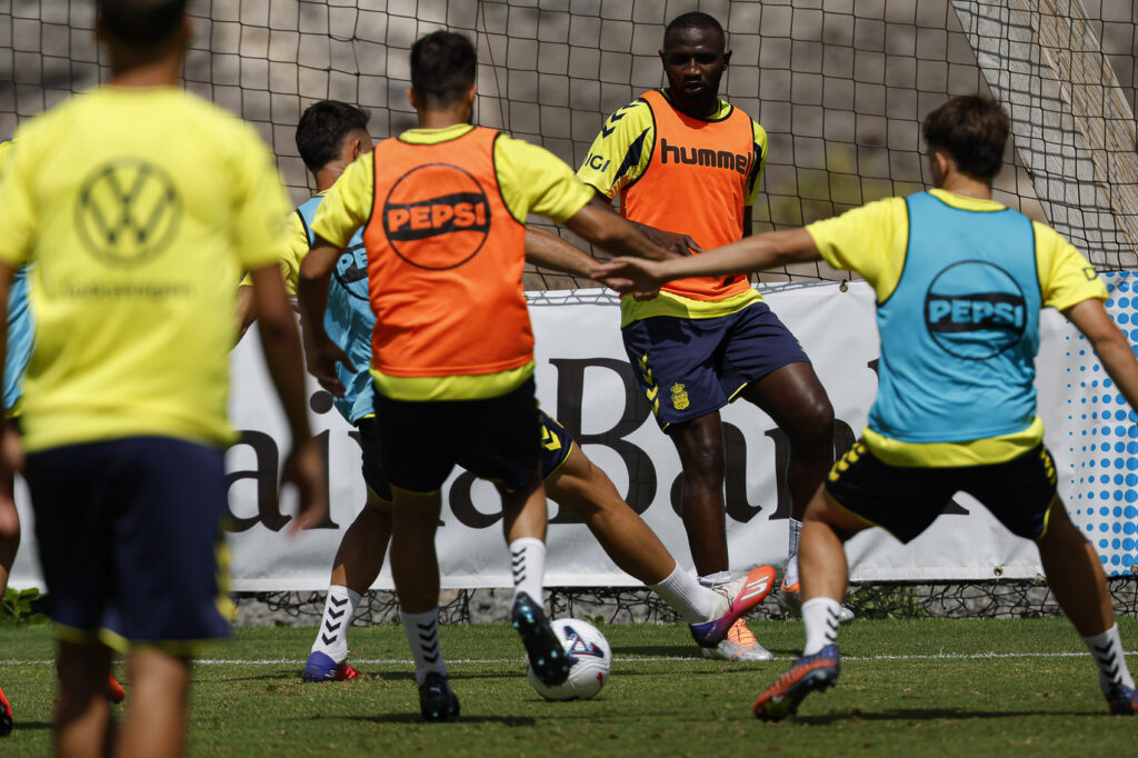 El entrenador de la Unión Deportiva Las Palmas desveló la ausencia continuidad del lateral mallorquín y sigue sin poner fecha para un posible estreno de Nicholas Opoku. Marvin Park no estará disponible para el partido de este sábado contra el Cádiz. Tras empezar el martes a entrenar con el grupo, este miércoles volvió a realizar