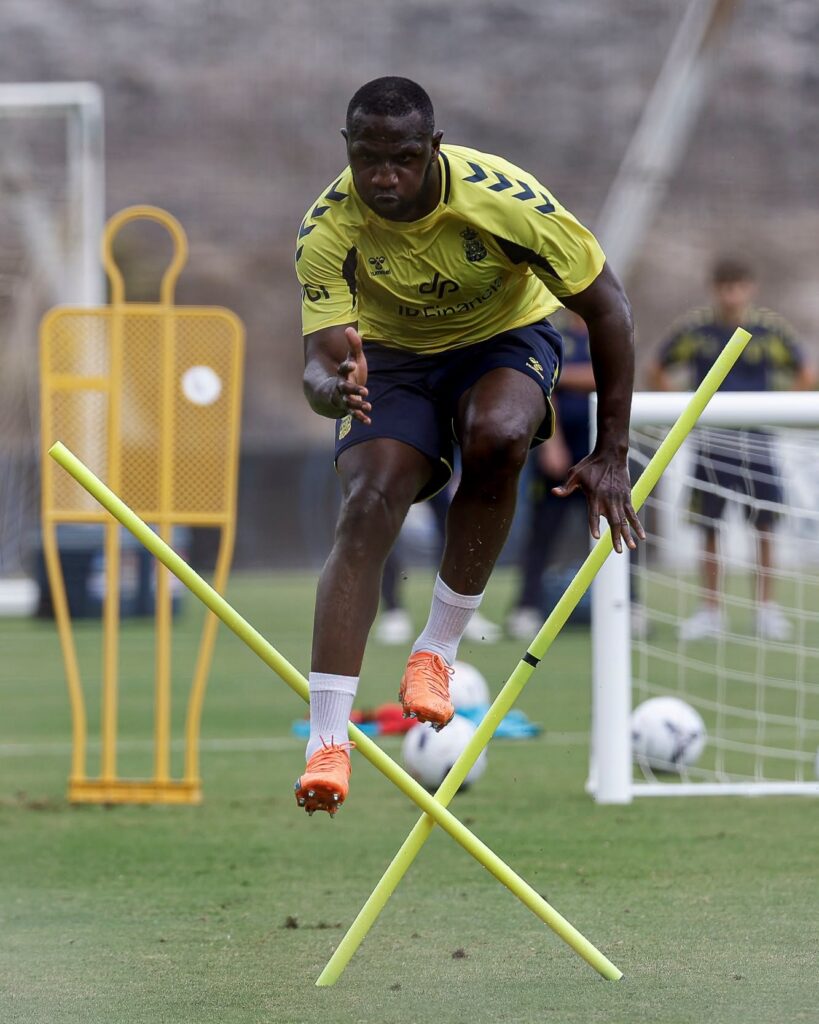 Nicholas Opoku entrenamiento | udlaspalmas.NET El central ghanés sigue sin ponerse al 100% para poder estar disponible para Rubén de la Barrera, que reconoce que el zaguero también tiene unas molestias en la rodilla. El fichaje de Nicholas Opoku no deja de dar 'problemas' inesperados a la Unión Deportiva Las Palmas. Tras hacerse oficial su fichaje el 7 de agosto,