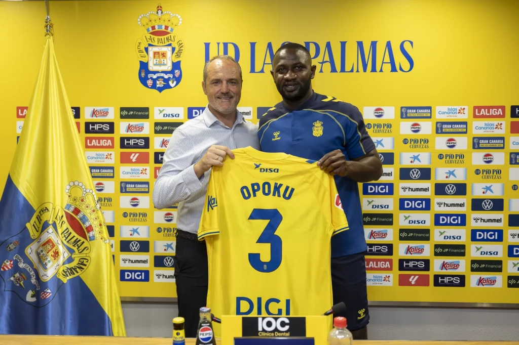 Nicholas Opoku y Luis Helguera | udlaspalmas.NET El ghanés de la Unión Deportiva Las Palmas lucirá un dorsal de especial relevancia en las últimas temporadas en el conjunto grancanario tras ser portado por dos de los mejores defensas amarillos de la última década. La Unión Deportiva Las Palmas presentó este miércoles a Nicholas Opoku ante los medios de comunicación y ahí quedó