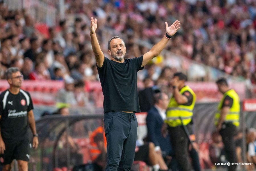 El técnico gallego del Girona Fútbol Club valoró a la Unión Deportiva Las Palmas antes del partido de este sábado entre el conjunto gerundense y el representativo. Tras una dilatada trayectoria como jugador, sobre todo en el Villarreal, Quique Álvarez lleva más de diez años en diferentes banquillos y roles dentro del fútbol español y