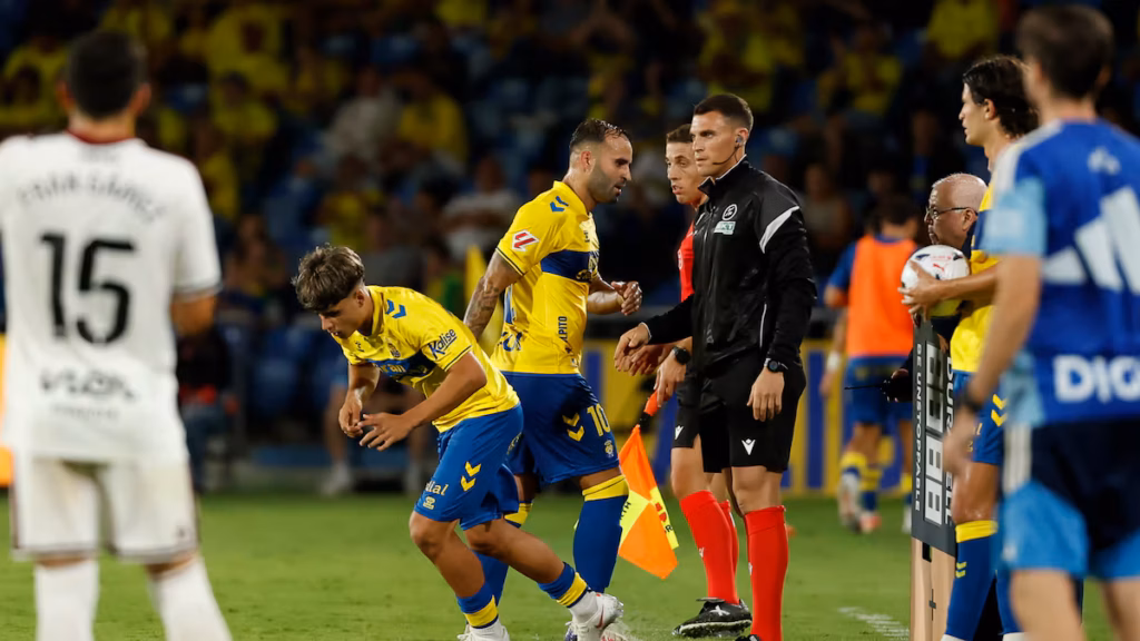 Rafa Cruz Albacete0 | udlaspalmas.NET La nueva joya de la Unión Deportiva Las Palmas debutó este pasado domingo con el primer equipo y sin haberse estrenado aún ni en el Juvenil B, en Las Palmas C o en Las Palmas Atlético. 19 de diciembre de 2025, el Juvenil C de la Unión Deportiva Las Palmas se desplazaba hasta Lomo Blanco