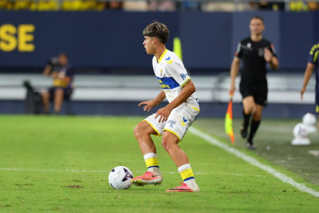 Rafa Cruz Cádiz0 | udlaspalmas.NET La nueva joya de la Unión Deportiva Las Palmas debutó este pasado domingo con el primer equipo y sin haberse estrenado aún ni en el Juvenil B, en Las Palmas C o en Las Palmas Atlético. 19 de diciembre de 2025, el Juvenil C de la Unión Deportiva Las Palmas se desplazaba hasta Lomo Blanco