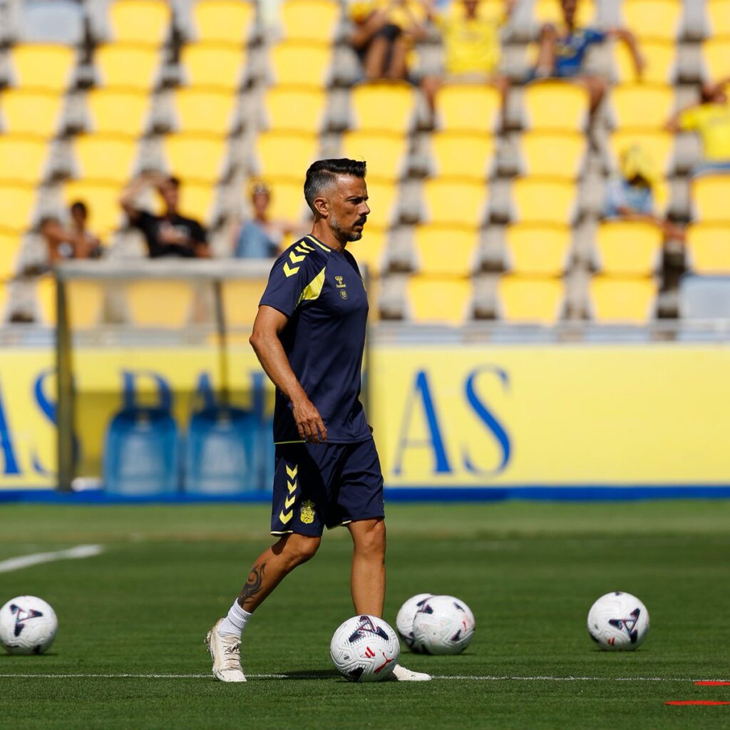 El técnico gallego de la Unión Deportiva Las Palmas destaca la importancia de saber con antelación cómo quiere jugar el conjunto grancanario y resalta la importancia de manejar los ritmos del partido. Tras varias semanas de pretemporada, llega la hora de la verdad para la Unión Deportiva Las Palmas en su estreno liguero contra el