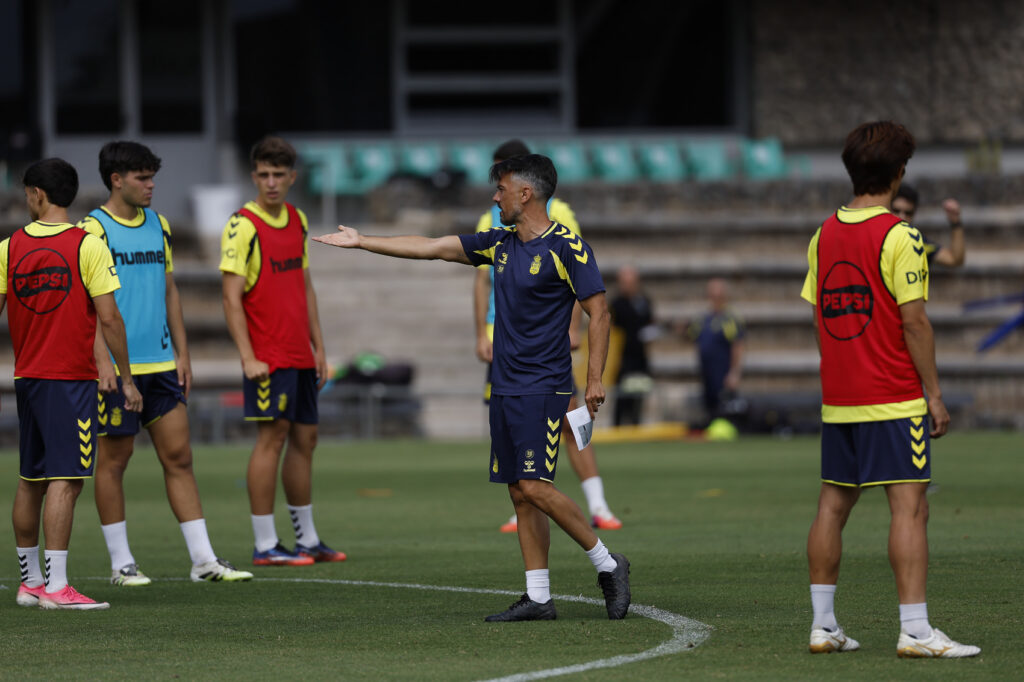 El técnico gallego de la Unión Deportiva Las Palmas destaca la importancia de saber con antelación cómo quiere jugar el conjunto grancanario y resalta la importancia de manejar los ritmos del partido. Tras varias semanas de pretemporada, llega la hora de la verdad para la Unión Deportiva Las Palmas en su estreno liguero contra el