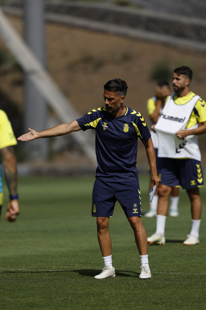 Rubén de la Barrera entrenamiento | udlaspalmas.NET El entrenador de la Unión Deportiva Las Palmas desvela las claves para que el conjunto grancanario se traiga los tres puntos desde Ceuta y habla sobre la madurez de Rafa Cruz. La Unión Deportiva Las Palmas se mide este sábado ante un Ceuta que Rubén de la Barrera se espera que sea diferente al partido