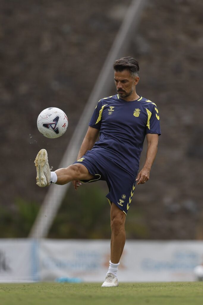 El entrenador gallego de la Unión Deportiva Las Palmas se mostró en contra de la expulsión sufrida por Jesé Rodríguez y espera un buen Leganés en el Estadio de Gran Canaria. Semana corta para la Unión Deportiva Las Palmas, tanto para lo bueno como para lo malo: "Semana corta y eso condiciona lo que es