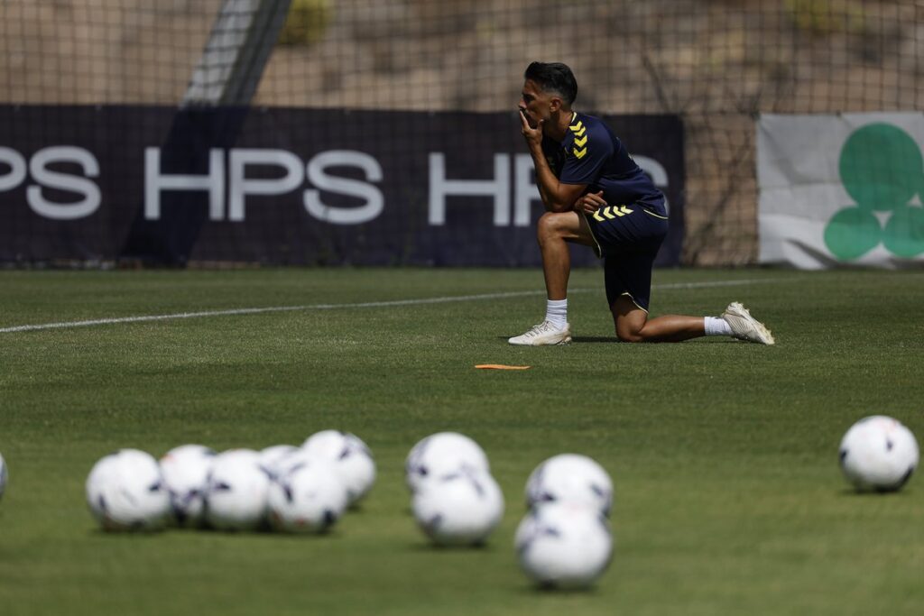 El entrenador gallego de la Unión Deportiva Las Palmas se mostró en contra de la expulsión sufrida por Jesé Rodríguez y espera un buen Leganés en el Estadio de Gran Canaria. Semana corta para la Unión Deportiva Las Palmas, tanto para lo bueno como para lo malo: "Semana corta y eso condiciona lo que es