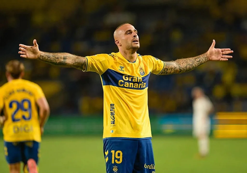 Sandro Ramírez gol Albacete0 | udlaspalmas.NET Enrique Clemente, autor del gol de la victoria contra el Cádiz, aumenta la lista de goleadores a seis en estas cinco primeras jornadas del campeonato. Tras las cinco primeras jornadas de LaLiga Hypermotion, la Unión Deportiva Las Palmas tiene el gol repartido por hasta seis jugadores. Media docena de jugadores han sido capaces de marcar