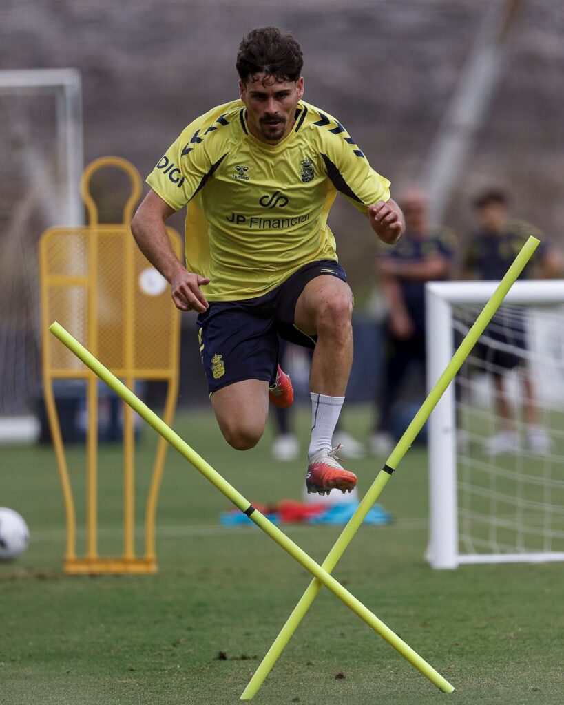 Sergio Ruiz entrenamiento | udlaspalmas.NET El conjunto grancanario, tras las primeras ocho jornadas, tiene una media de ocho ausencias por partido. Hasta quince jugadores se han perdido algún partido liguero por lesiones, sanciones o convocatorias internacionales. Es lo que hay. Poco a poco empieza a calar este mensaje de inconformismo dentro de la Unión Deportiva Las Palmas. Las ausencias están