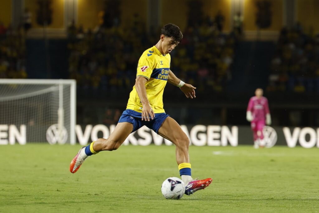 El lateral derecho de la Unión Deportiva Las Palmas lleva desde juvenil de segundo año intentándose ganar un hueco en el primer equipo y aún en agosto ya ha sumado más minutos esta temporada que en ninguna otra temporada anterior. Valentín Pezzolesi es un ejemplo dentro de la cadena de filiales. Su paciencia está dando