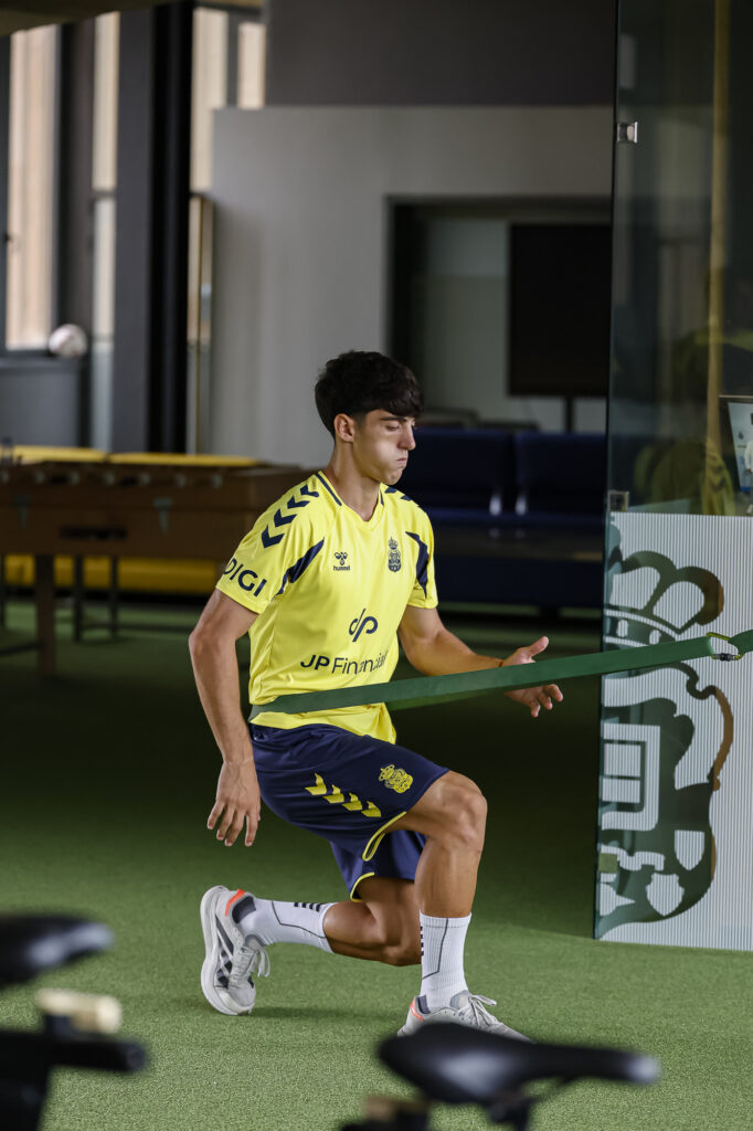 Valentín Pezzolesi gimnasio | udlaspalmas.NET El lateral derecho tinerfeño de la Unión Deportiva Las Palmas y la entidad grancanaria han llegado a un acuerdo para ampliar el contrato de Valentín Pezzolesi durante las próximas cinco temporadas. La Unión Deportiva Las Palmas apuesta por Valentín Pezzolesi para la banda derecha del Estadio de Gran Canaria. La entidad grancanaria le hace ficha