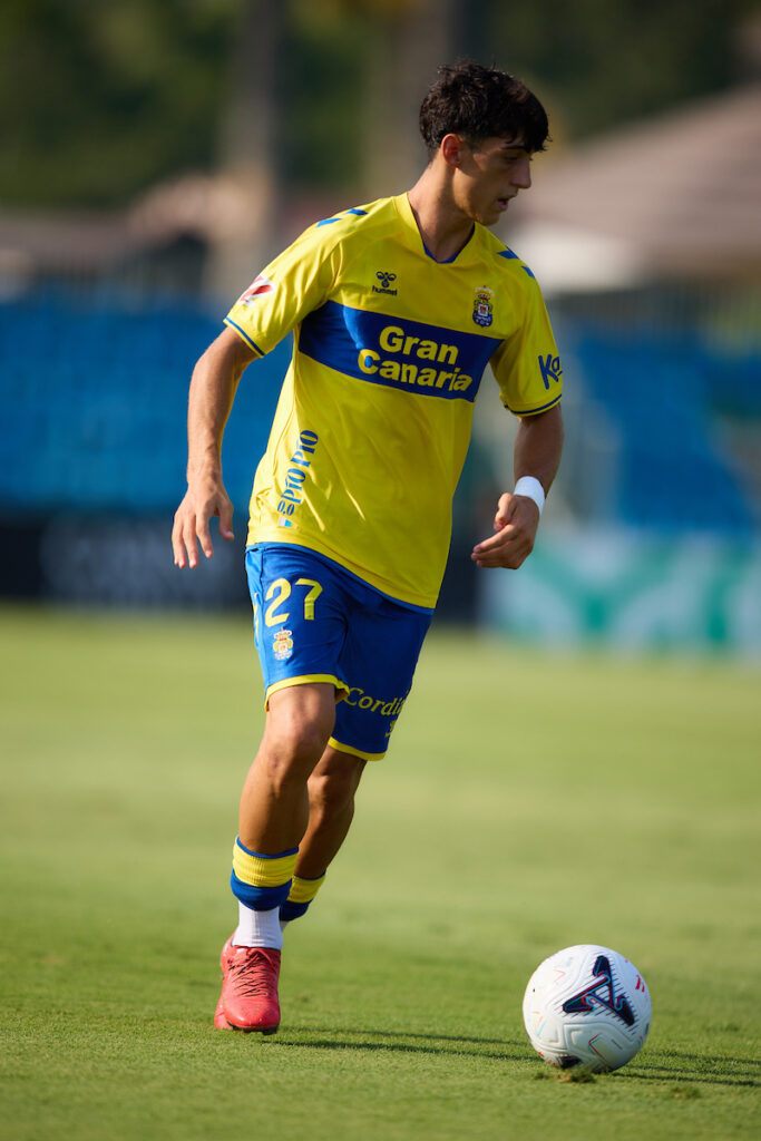 El lateral de la cadena de filiales, que este año jugará en su primera temporada como futbolista senior, ha sorprendido a 'los mayores' en esta pretemporada. Valentín Pezzolesi es, posiblemente, la mayor irrupción procedente de la cantera de la UD Las Palmas en la actual pretemporada. El lateral hispano-argentino ha sido uno de los futbolistas