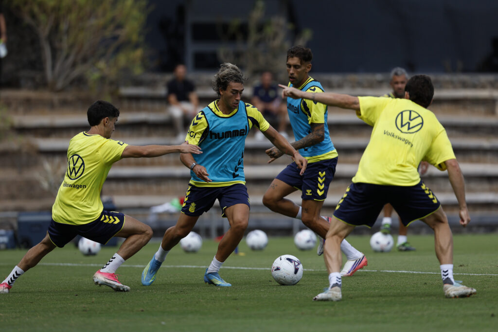 Víctor Villote entrenamiento | udlaspalmas.NET El mediocentro de Costa de Marfil se queda en la Unión Deportiva Las Palmas tras no fructificar ninguna sesión en las últimas horas. Aún hay mercado abierto en otros países. Víctor Villote pone rumbo al Nástic de Tarragona. Se acabó el mercado para la Unión Deportiva Las Palmas. En las últimas horas de este mercado