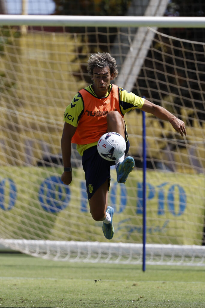 El conjunto grancanario volvió este miércoles al trabajo en la Ciudad Deportiva de Barranco Seco para realizar la penúltima sesión de la semana en Gran Canaria. Vuelta al trabajo para el líder de la categoría de plata del fútbol español. La Unión Deportiva Las Palmas lidera la clasificación de LaLiga Hypermotion con los mismos seis