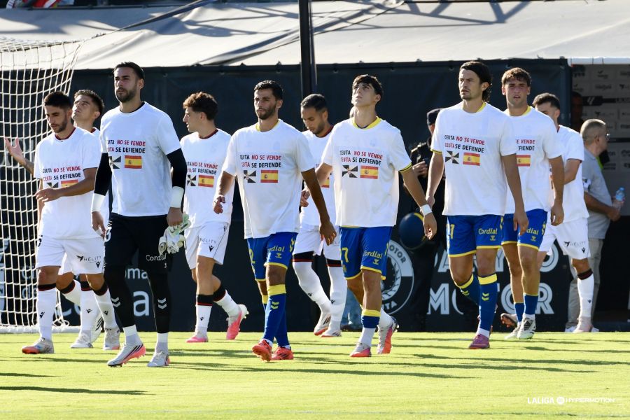 udlp2 | udlaspalmas.NET El equipo amarillo posó en la previa del encuentro de este sábado con la camiseta de la 'discordia' que plasmaba el lema "Ceuta no se vende, Ceuta se defiende". El de este sábado no era un partido más para la AD Ceuta. Y su invitado era la UD Las Palmas. El equipo ceutí jugaba por