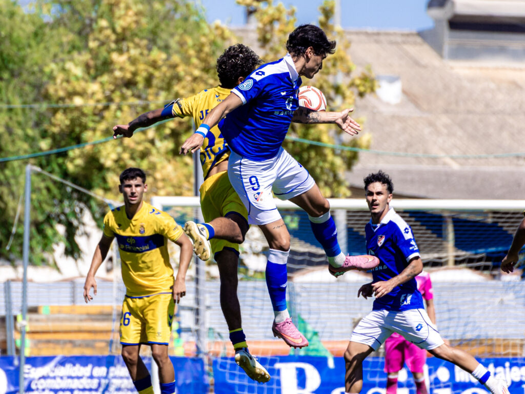 57ad3b19c95448ae2a8ff91d2a802c83 | udlaspalmas.NET Las Palmas Atlético consiguió una importantísima victoria en Linares para conseguir dejar atrás los fantasmas del inicio liguero. Vea las mejores fotos de Francisco Moro para udlaspalmas.NET.
