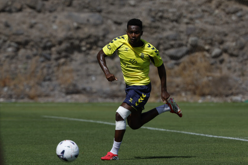 Abou Bassinga entrenamiento | udlaspalmas.NET El lateral izquierdo de la Unión Deportiva Las Palmas es duda por unas molestias físicas para el partido de este domingo contra el Burgos. Abou Bassinga también está lesionado. El parte de bajas médicas sigue aumentando en la Unión Deportiva Las Palmas. Ya se sabía que Rubén de la Barrera no iba a recuperar a