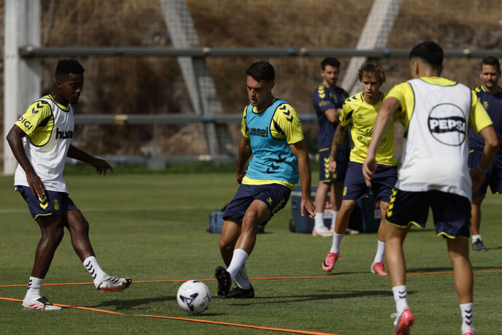 El central de la Unión Deportiva Las Palmas evoluciona correctamente y podría estar a disposición de Rubén de la Barrera para el duelo de este domingo. Nicholas Opoku, Abou Bassinga y Ale García también están con el grupo. Rubén de la Barrera va recuperando efectivos poco a poco de cara a los próximos compromisos de