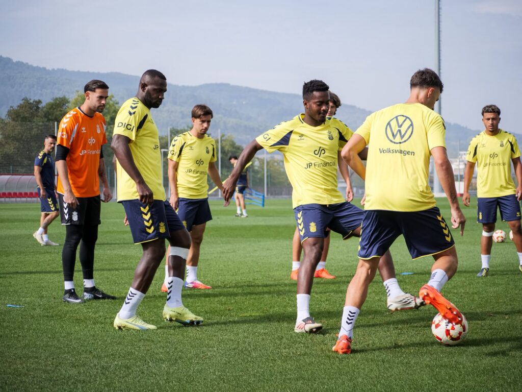 Abou y Opoku Lezama | udlaspalmas.NET La Unión Deportiva Las Palmas volverá en la noche de este lunes a Gran Canaria y antes se ejercitó en las instalaciones del Athletic Club en una sesión regenerativa. Día post partido largo para la Unión Deportiva Las Palmas. La derrota en Eibar dejó a la vista los mayores problemas defensivos de la Unión Deportiva