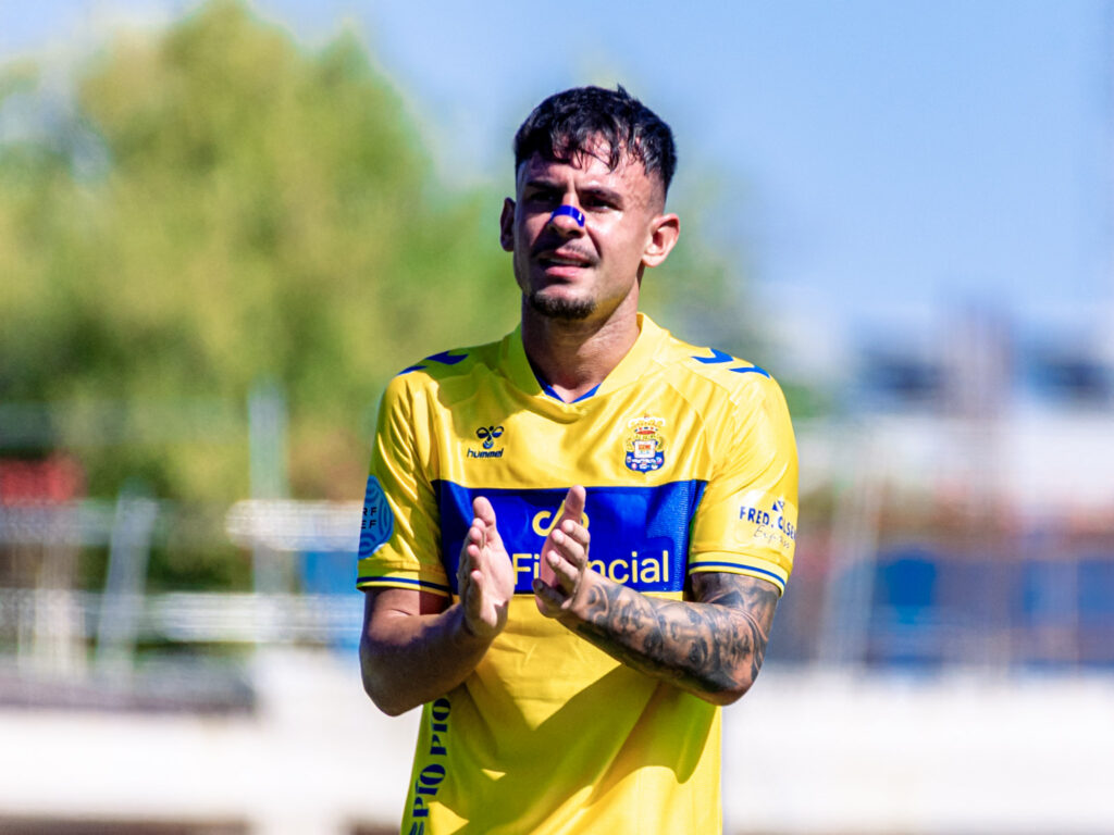 Adrián Trespalacios Linares | udlaspalmas.NET Las Palmas Atlético consiguió una importantísima victoria en Linares para conseguir dejar atrás los fantasmas del inicio liguero. Vea las mejores fotos de Francisco Moro para udlaspalmas.NET.