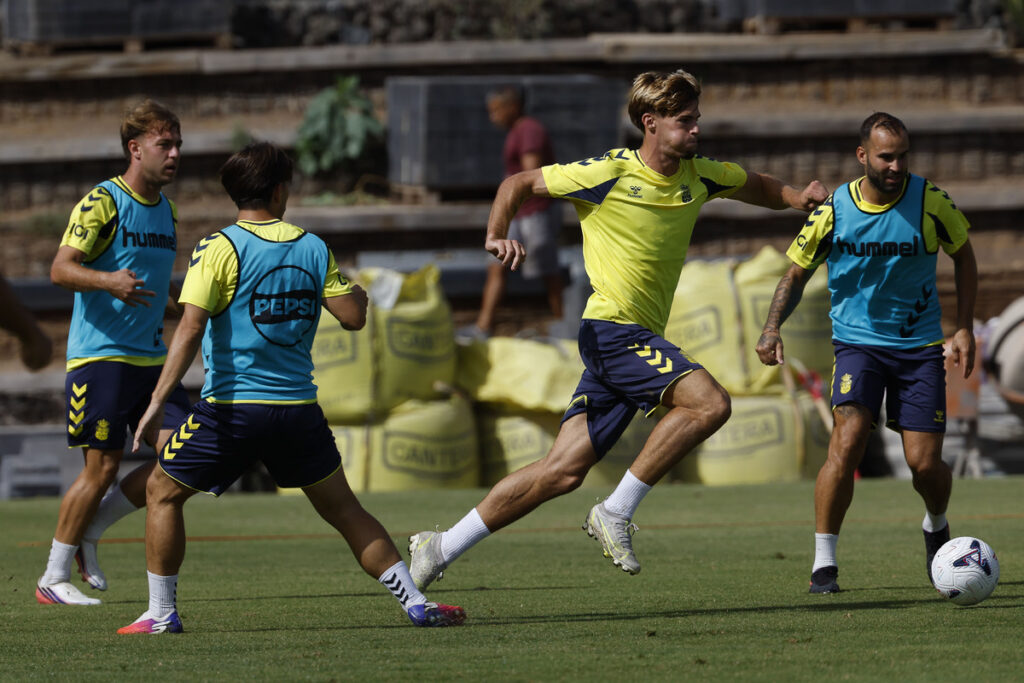 Aidan Pérez entrenamiento | udlaspalmas.NET Ambos jugadores estaban llamados a tener algo más de protagonismo por la lesión de Enrique Clemente y el nivel mostrado por Giovanni Bonfanti en el centro de la defensa. Sin minutos contra el Burgos, no se espera que la situación cambie en Eibar. La planificación deportiva de la Unión Deportiva Las Palmas y la lesión