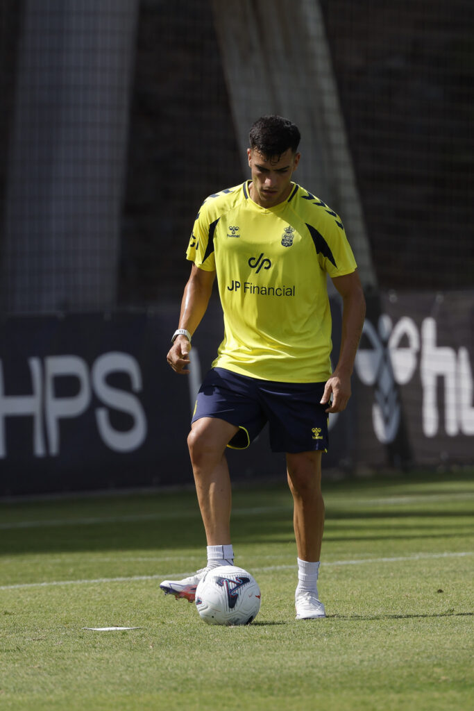 El atacante de Sardina del Sur ya comienza a trabajar junto al resto de sus compañeros y comienza la parte final de su recuperación con el objetivo de estar lo antes posible para Rubén de la Barrera. La Unión Deportiva Las Palmas perdió el pasado 10 de mayo contra el Andorra (5-1) en una goleada