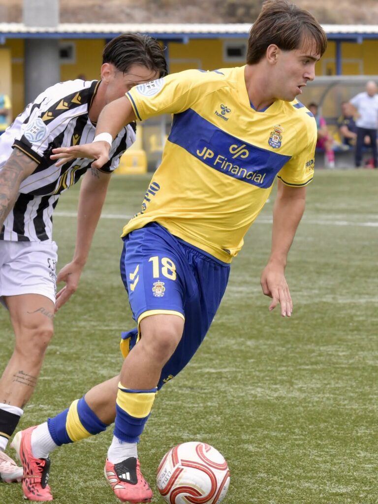 Álex Bombardó Badajoz | udlaspalmas.NET Las Palmas Atlético conquistó un punto ante el Badajoz en el Anexo al Estadio de Gran Canaria donde dispuso de ocasiones para adelantarse en el marcador, sobre todo en dos acciones de Diego Martín que repelió Sergio Tienza. El Badajoz envió un balón al larguero en el tiempo de descuento. El filial únicamente ha marcado