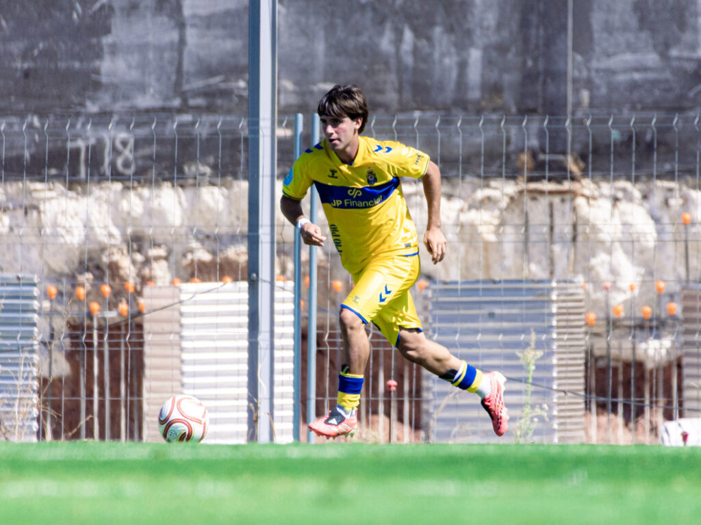Álex Bombardó Linares | udlaspalmas.NET Las Palmas Atlético consiguió una importantísima victoria en Linares para conseguir dejar atrás los fantasmas del inicio liguero. Vea las mejores fotos de Francisco Moro para udlaspalmas.NET.