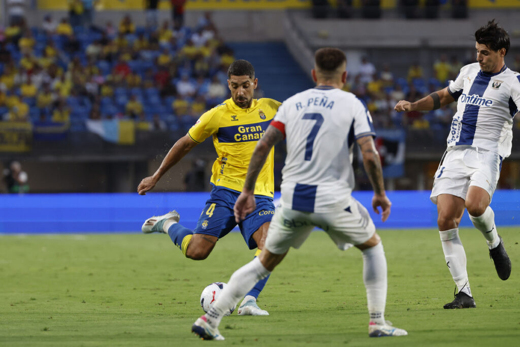 Álex Suárez Leganés | udlaspalmas.NET Informa Canarias7 que el central diestro de la Unión Deportiva Las Palmas no se ha ejercitado en la sesión de este martes y es duda para el partido del sábado en Cádiz. La Unión Deportiva Las Palmas comenzó este martes a preparar el partido de este sábado en Cádiz y lo hizo con una ausencia.