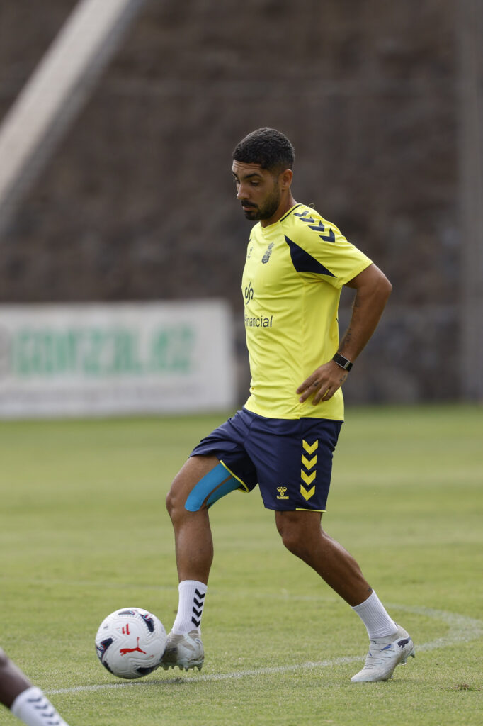 Álex Suárez entrenamiento | udlaspalmas.NET Rubén de la Barrera no quiere excusas a pesar de todas las ausencias que tiene la Unión Deportiva Las Palmas para el partido de este sábado en Cádiz. Álex Suárez, el último en unirse a la enfermería. Pocas veces ha tenido tanto trabajo la enfermería de la Unión Deportiva Las Palmas. Lo del inicio de