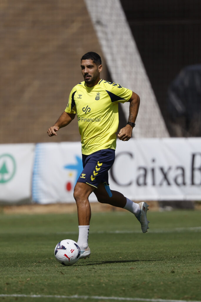 Álex Suárez entrenamiento | udlaspalmas.NET La Unión Deportiva Las Palmas ha subido la edad media de la primera plantilla del representativo en casi un año de diferencia al pasado verano. Jesé Rodríguez y Álex Suárez son los jugadores más veteranos. Mateo Aćimović y Valentín Pezzolesi, los más jóvenes. La Unión Deportiva Las Palmas sigue manteniendo su horquilla de edad media