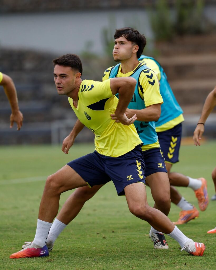 Andrés Rodríguez e Iñaki González entrenamiento | udlaspalmas.NET El polivalente defensa de Teruel podría ser de la partida para el partido de este domingo contra el Burgos en caso de que se decida no arriesgar con Enrique Clemente. Andrés Rodríguez podría estar este domingo ante su gran oportunidad de reivindicarse en la Unión Deportiva Las Palmas. De todos los fichajes realizados por la