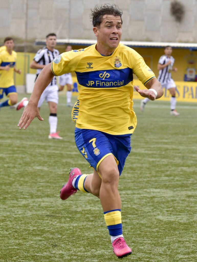 Arturo Rodríguez Badajoz | udlaspalmas.NET Las Palmas Atlético conquistó un punto ante el Badajoz en el Anexo al Estadio de Gran Canaria donde dispuso de ocasiones para adelantarse en el marcador, sobre todo en dos acciones de Diego Martín que repelió Sergio Tienza. El Badajoz envió un balón al larguero en el tiempo de descuento. El filial únicamente ha marcado