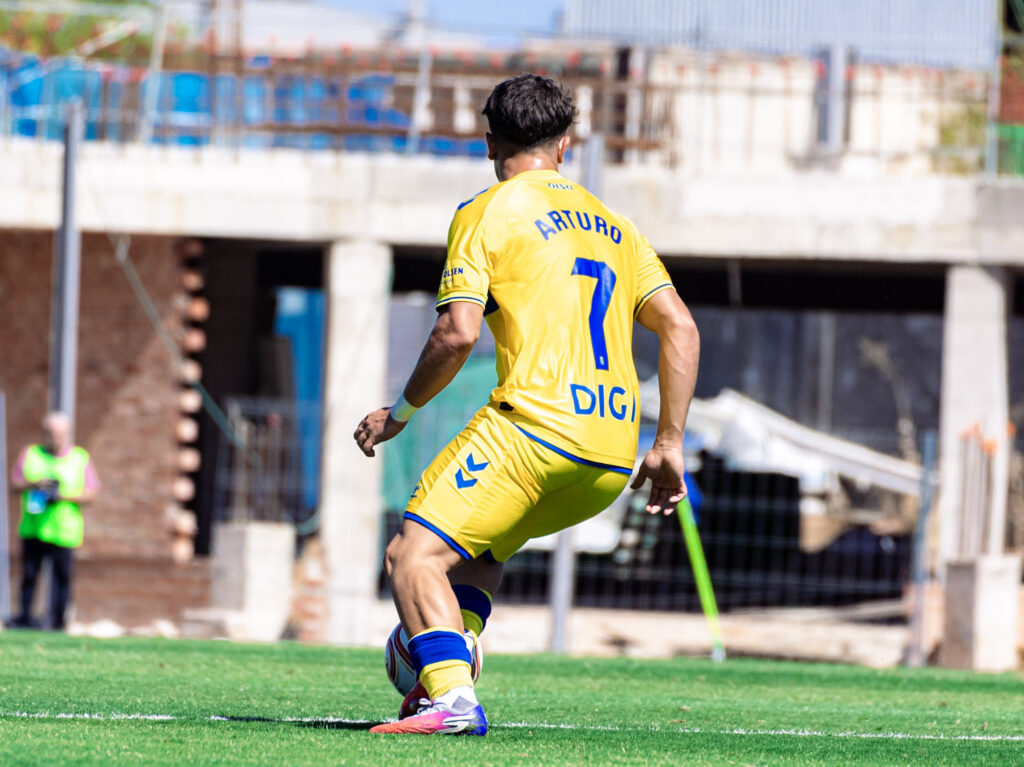 Arturo Rodríguez Linares | udlaspalmas.NET Las Palmas Atlético consiguió una importantísima victoria en Linares para conseguir dejar atrás los fantasmas del inicio liguero. Vea las mejores fotos de Francisco Moro para udlaspalmas.NET.