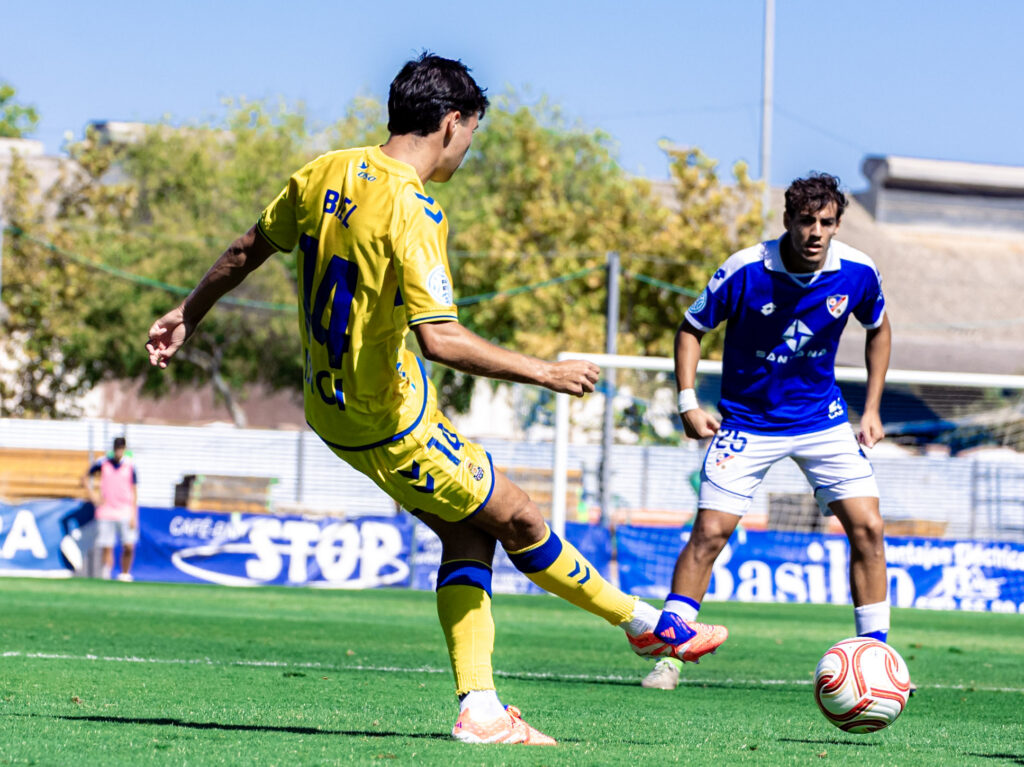 Biel Vicens Linares | udlaspalmas.NET Las Palmas Atlético consiguió una importantísima victoria en Linares para conseguir dejar atrás los fantasmas del inicio liguero. Vea las mejores fotos de Francisco Moro para udlaspalmas.NET.