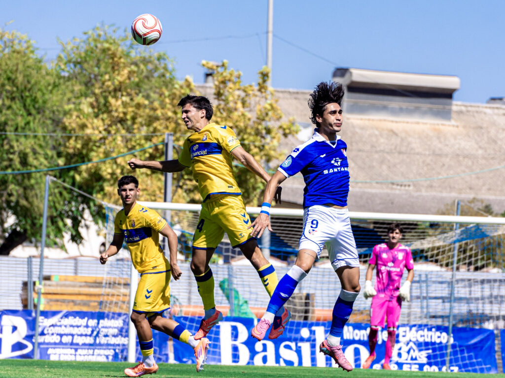Biel Vicens Linares0 | udlaspalmas.NET Las Palmas Atlético consiguió una importantísima victoria en Linares para conseguir dejar atrás los fantasmas del inicio liguero. Vea las mejores fotos de Francisco Moro para udlaspalmas.NET.