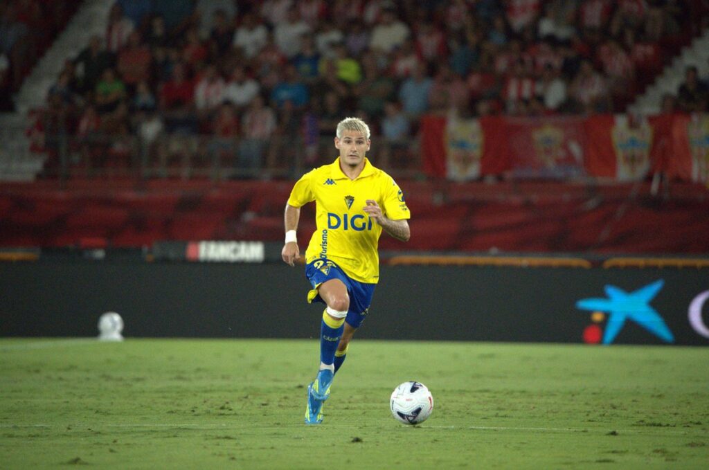 Cristian Gutiérrez Almería-Cádiz | udlaspalmas.NET La Unión Deportiva Las Palmas visitará este sábado a un Cádiz que ha cambiado en muchos aspectos desde hace un mes pero que no termine de arrancar en la categoría de plata del fútbol español. El pasado 8 de agosto, la Unión Deportiva Las Palmas conquistó el Trofeo Carranza en Cádiz. Aquella noche de verano