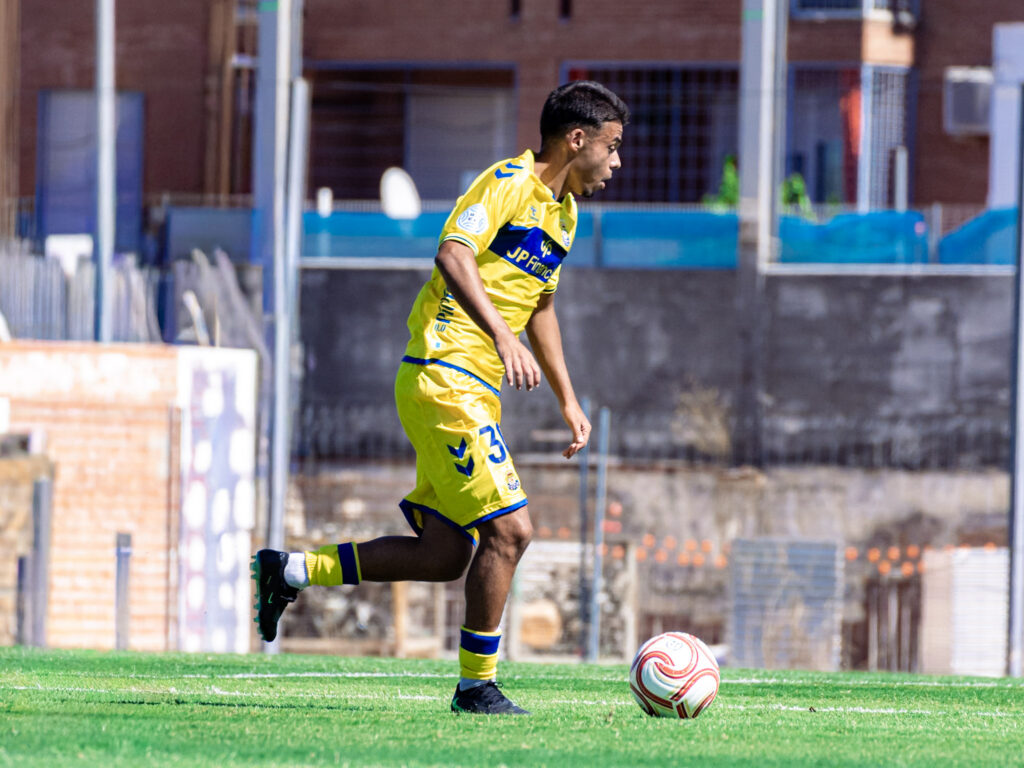 Darío Delgado Linares | udlaspalmas.NET Las Palmas Atlético consiguió una importantísima victoria en Linares para conseguir dejar atrás los fantasmas del inicio liguero. Vea las mejores fotos de Francisco Moro para udlaspalmas.NET.