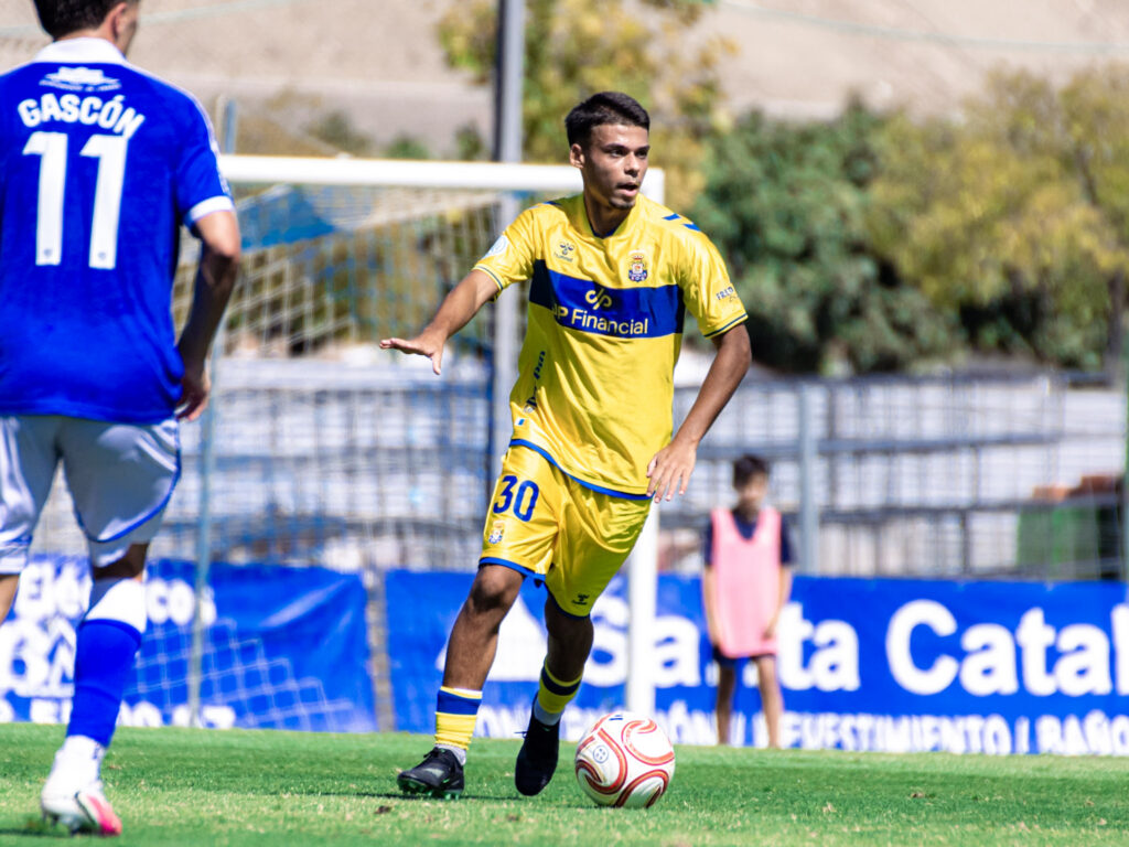 Darío Delgado Linares0 | udlaspalmas.NET Las Palmas Atlético consiguió una importantísima victoria en Linares para conseguir dejar atrás los fantasmas del inicio liguero. Vea las mejores fotos de Francisco Moro para udlaspalmas.NET.