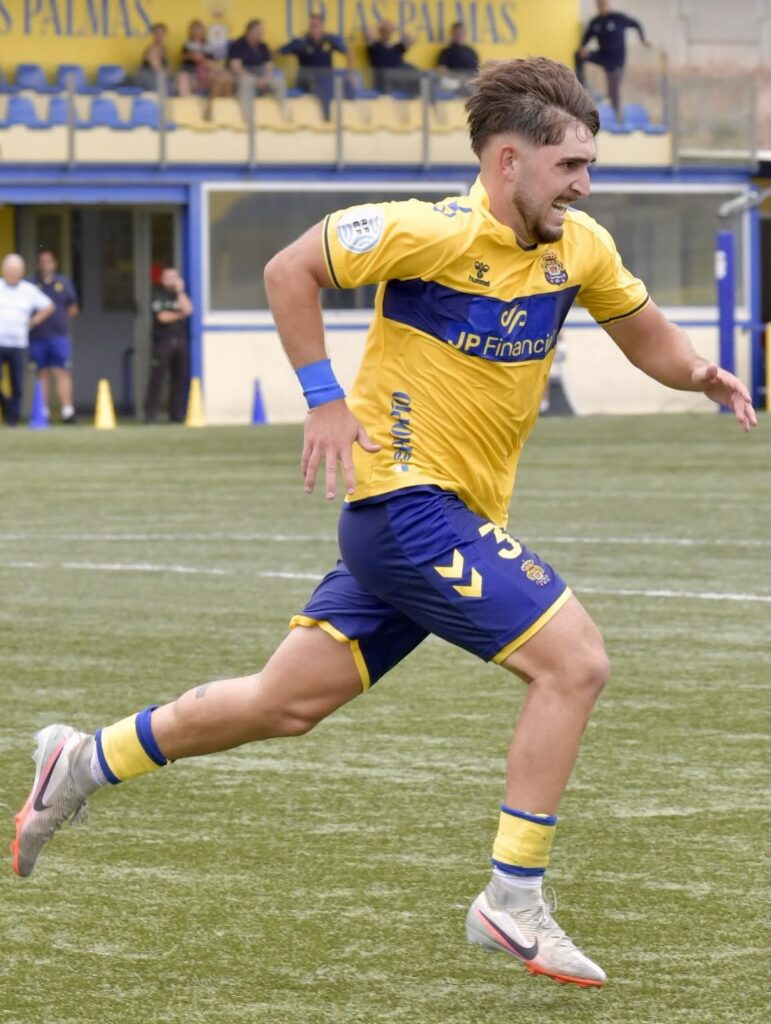 Diego Martín Badajoz | udlaspalmas.NET Las Palmas Atlético conquistó un punto ante el Badajoz en el Anexo al Estadio de Gran Canaria donde dispuso de ocasiones para adelantarse en el marcador, sobre todo en dos acciones de Diego Martín que repelió Sergio Tienza. El Badajoz envió un balón al larguero en el tiempo de descuento. El filial únicamente ha marcado