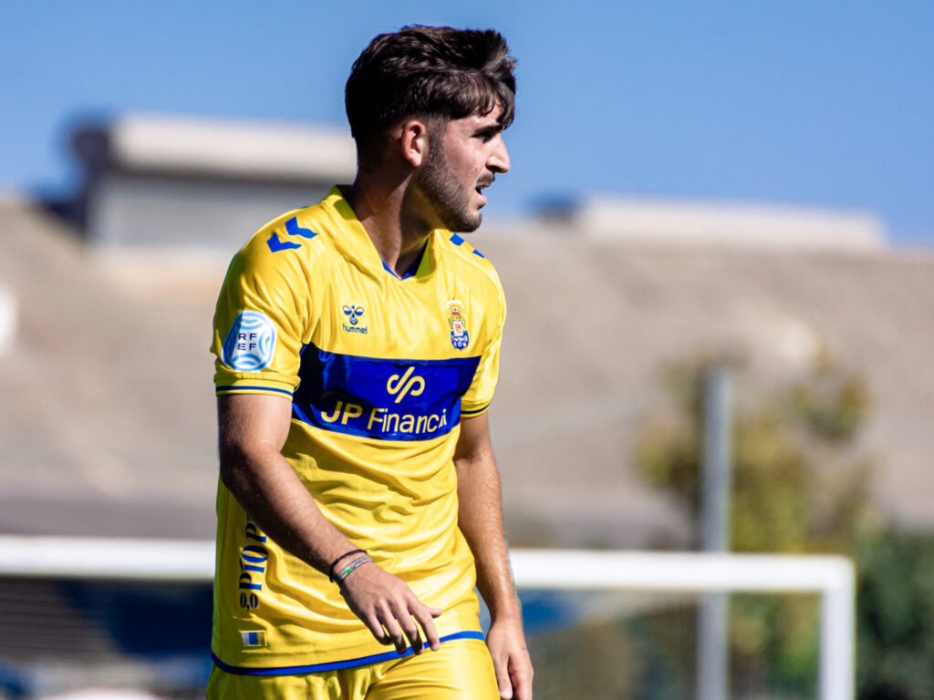 Diego Martín Linares | udlaspalmas.NET Las Palmas Atlético consiguió una importantísima victoria en Linares para conseguir dejar atrás los fantasmas del inicio liguero. Vea las mejores fotos de Francisco Moro para udlaspalmas.NET.