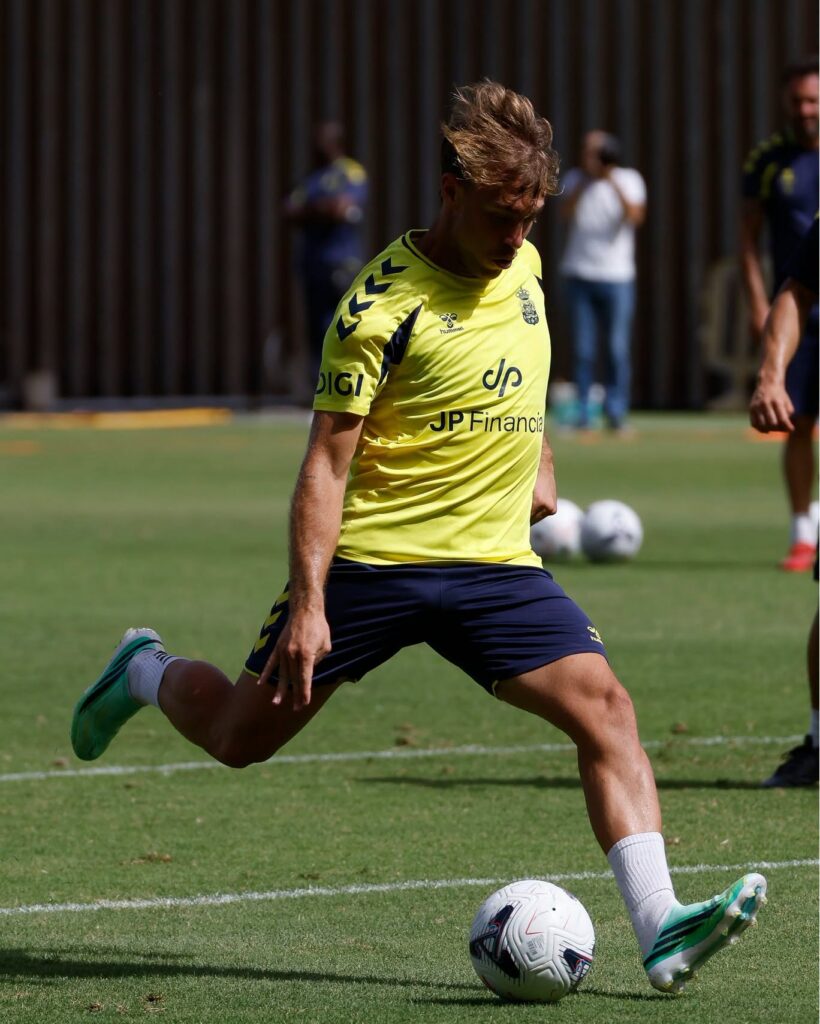 Elías Romero entrenamiento0 | udlaspalmas.NET El delantero almeriense de la Unión Deportiva Las Palmas deja su sello en sus primeros pasos en el primer equipo, siendo el mismo que lució en la cadena de filiales del representativo. Todo aficionado de la cantera de la Unión Deportiva Las Palmas es conocedor de lo que es capaz de Elías Romero. Con su