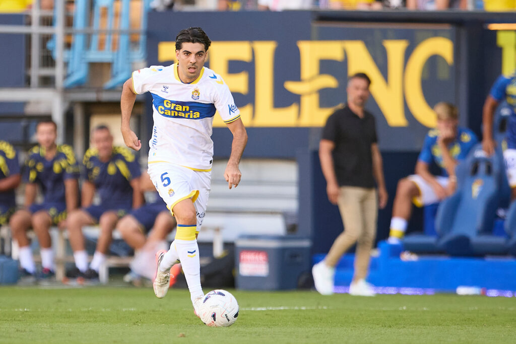 El lateral izquierdo de la Unión Deportiva Las Palmas no volverá a los terrenos de juego hasta dentro de un mes y medio y acrecienta la falta de lateral izquierdo. Enrique Clemente se ha roto. El defensa maño ha estado forzando desde hace semanas para poder ayudar al equipo de Rubén de la Barrera y
